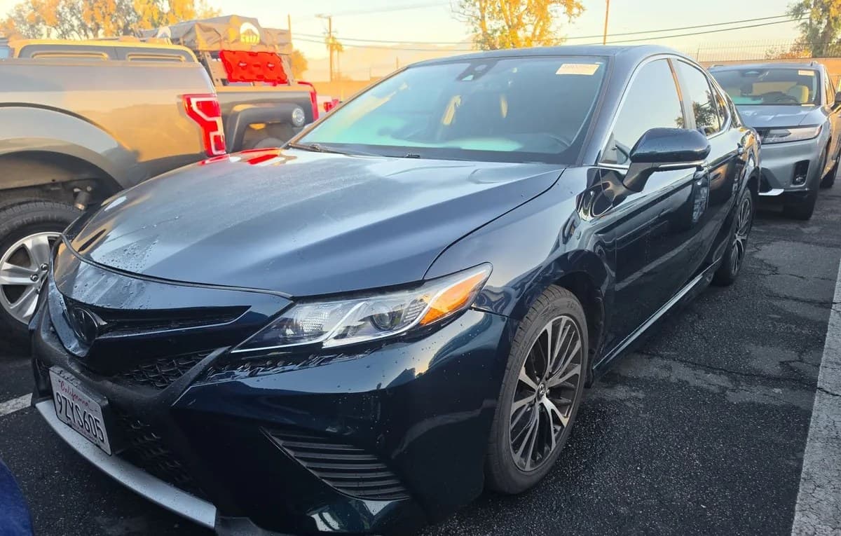 2019 TOYOTA CAMRY SE 2