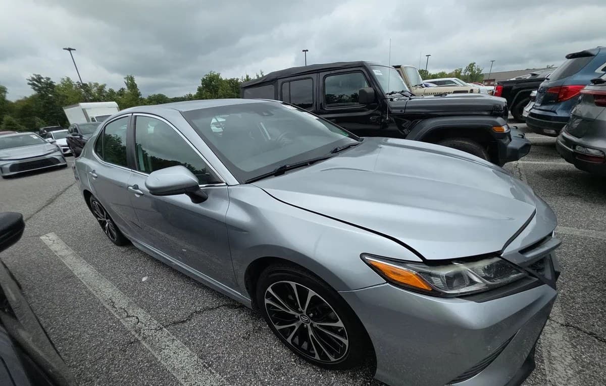 2019 TOYOTA CAMRY SE 4