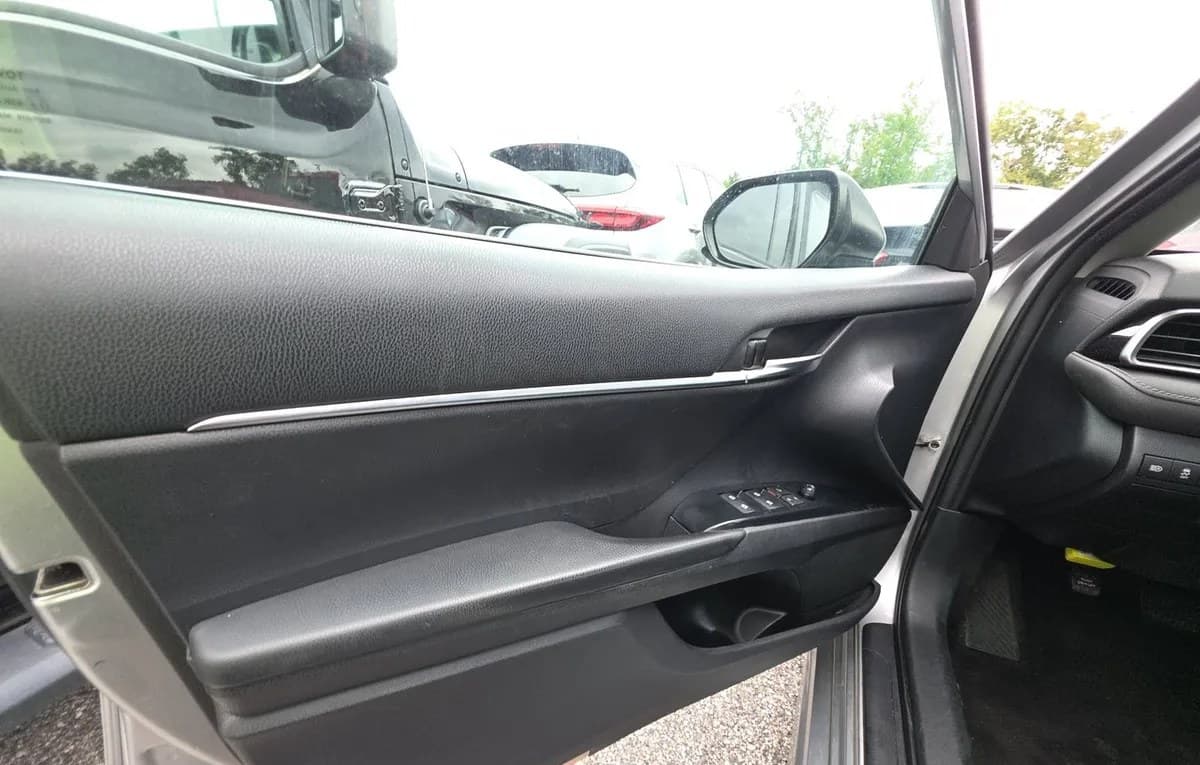 2019 TOYOTA CAMRY SE 6