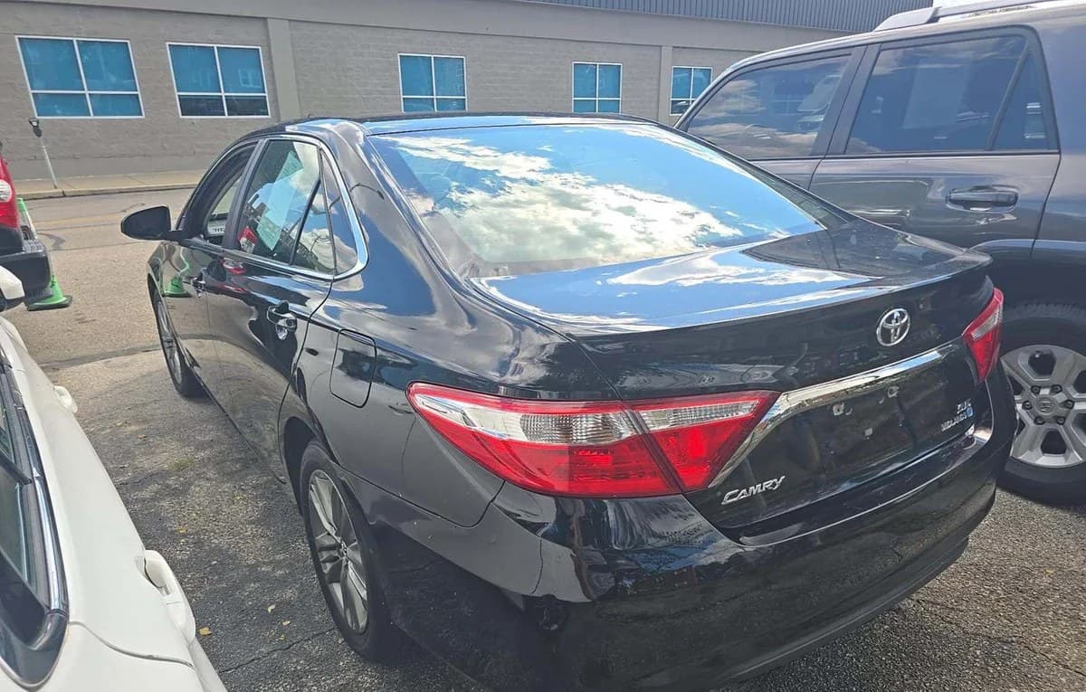 2017 TOYOTA CAMRY SE 3