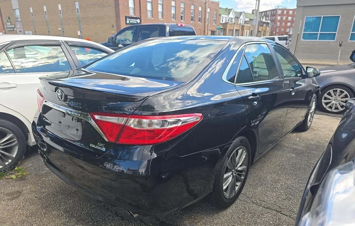 2017 TOYOTA CAMRY SE 4