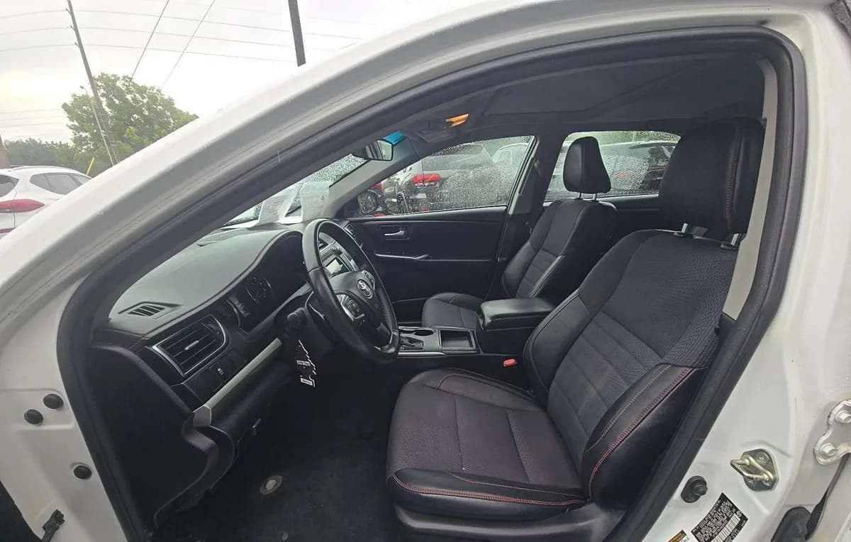 2017 TOYOTA CAMRY SE 4