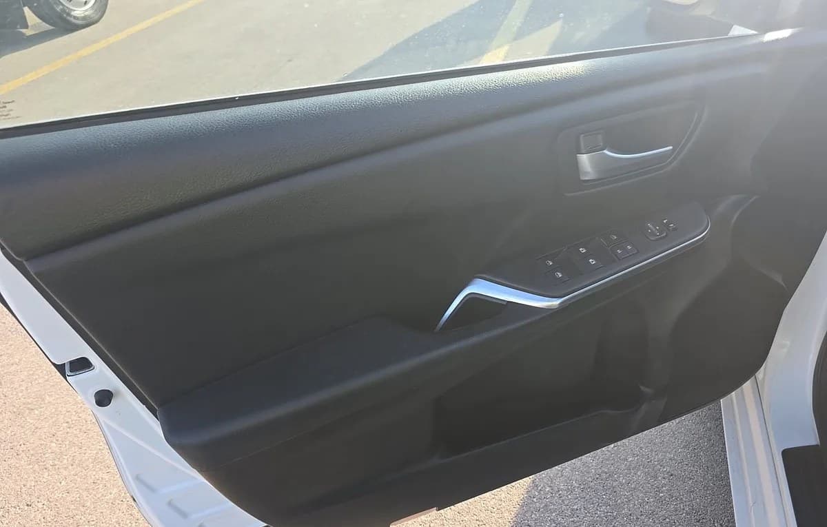 2017 TOYOTA CAMRY SE 6