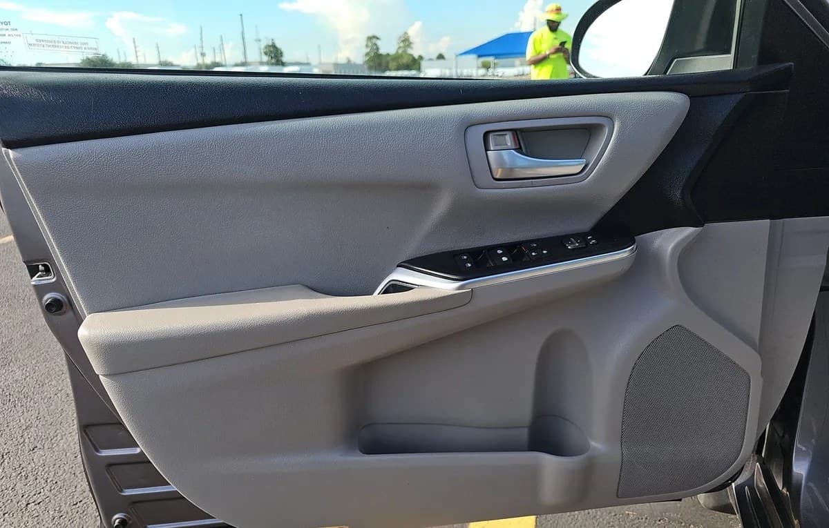 2017 TOYOTA CAMRY LE 6