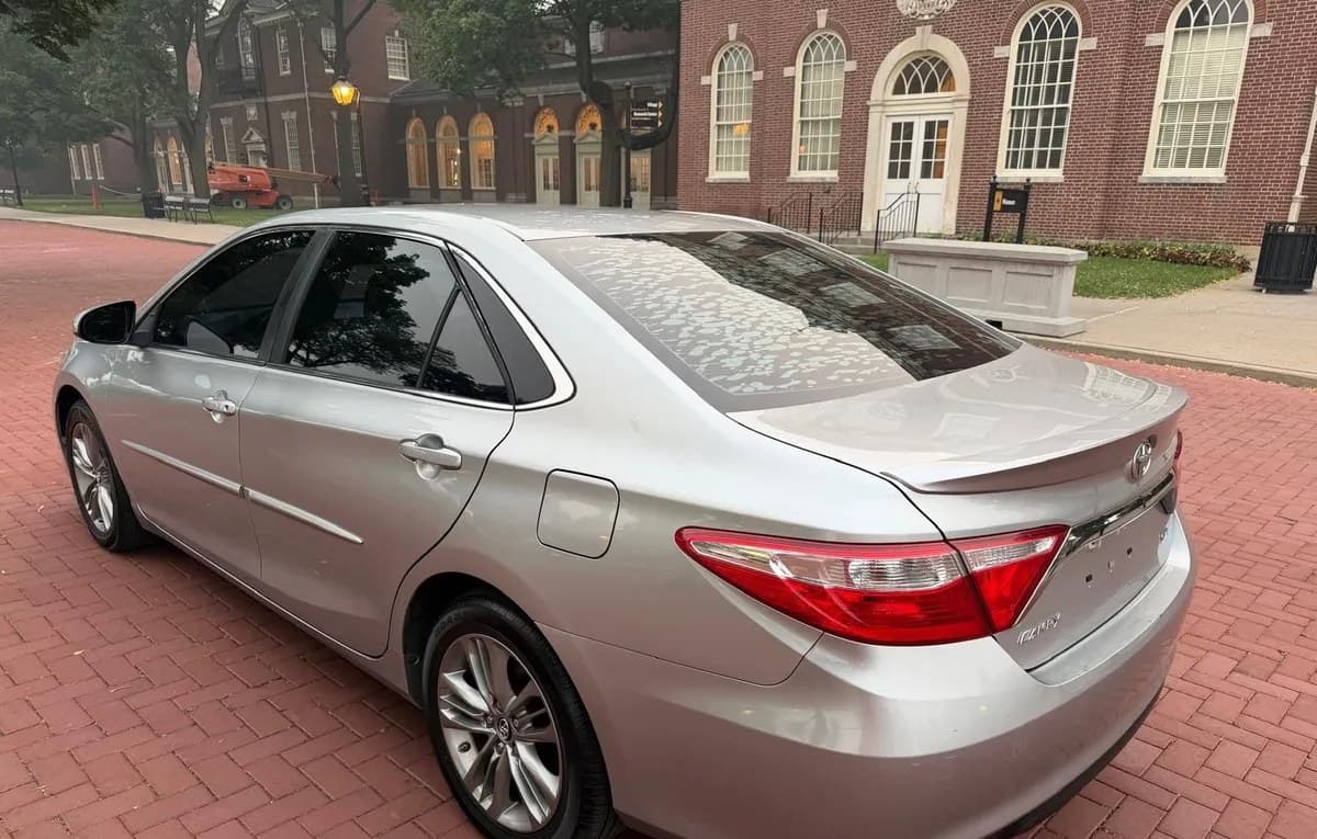 2017 TOYOTA CAMRY SE 4