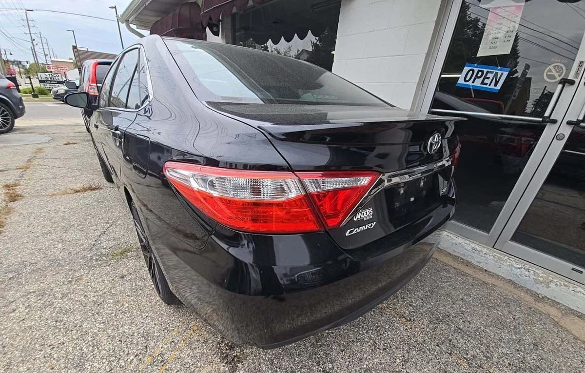 2017 TOYOTA CAMRY SE 2