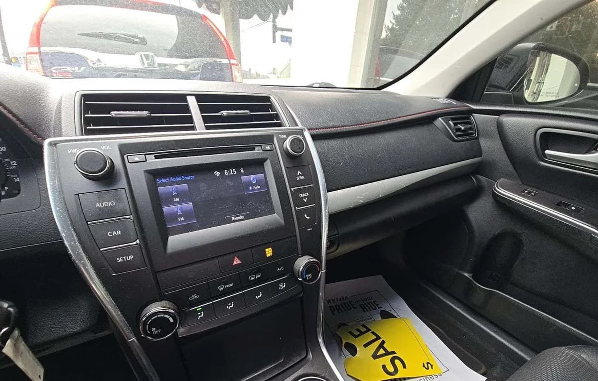 2017 TOYOTA CAMRY SE 6