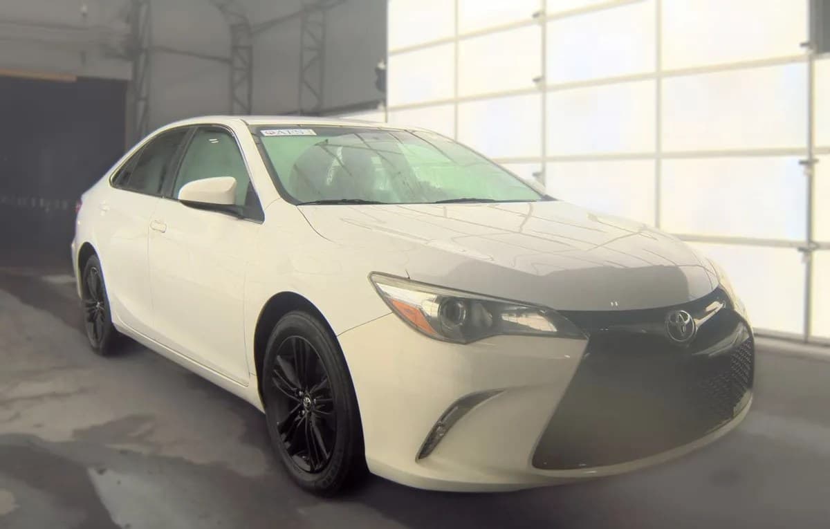 2017 TOYOTA CAMRY SE 4