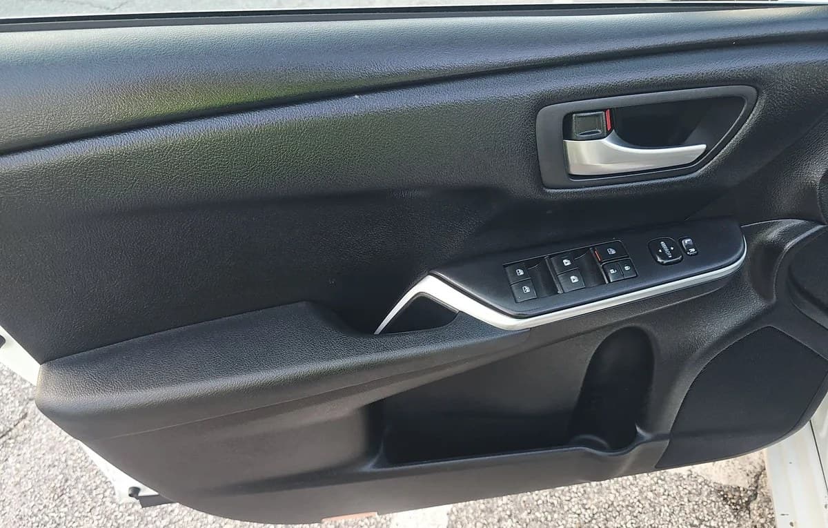 2017 TOYOTA CAMRY SE 6