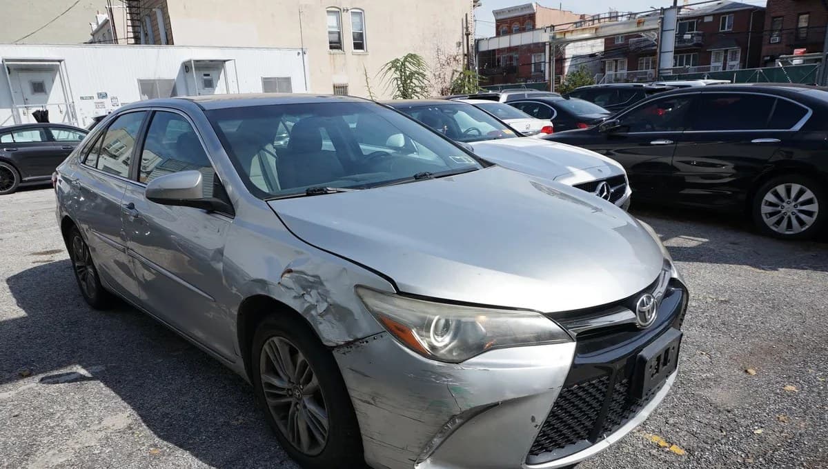 2017 TOYOTA CAMRY SE 3