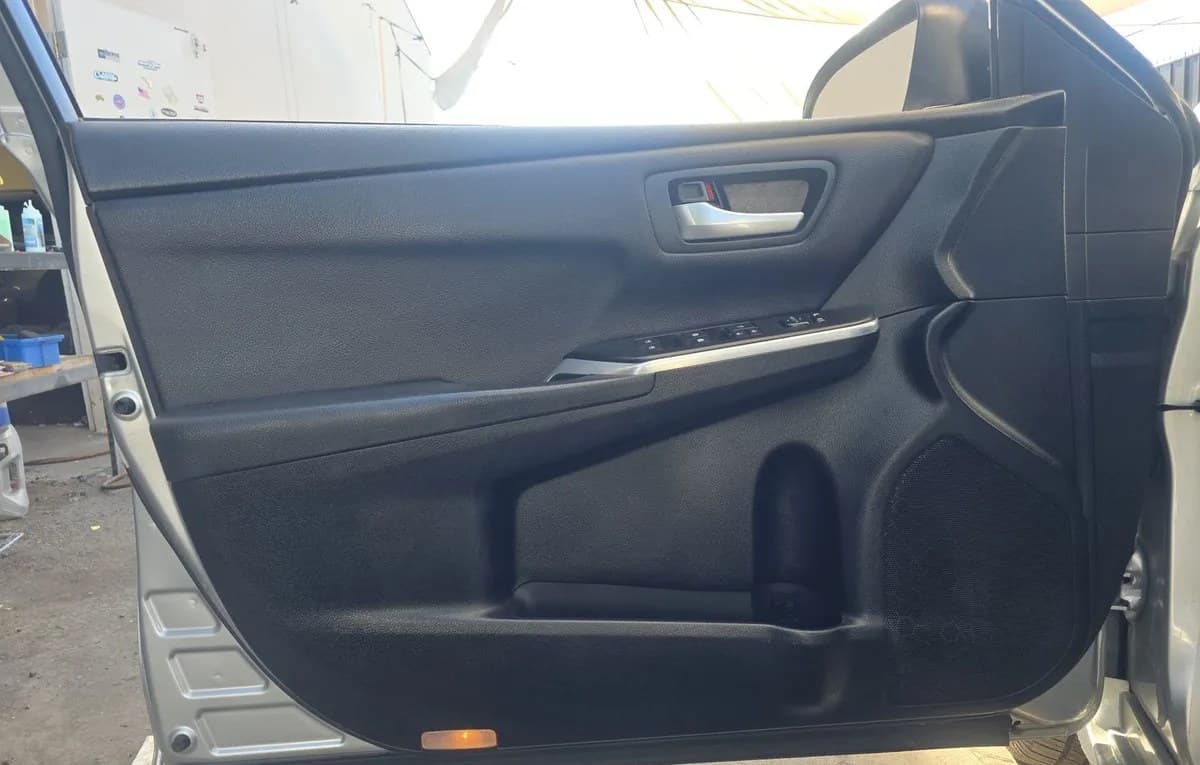 2017 TOYOTA CAMRY SE 6