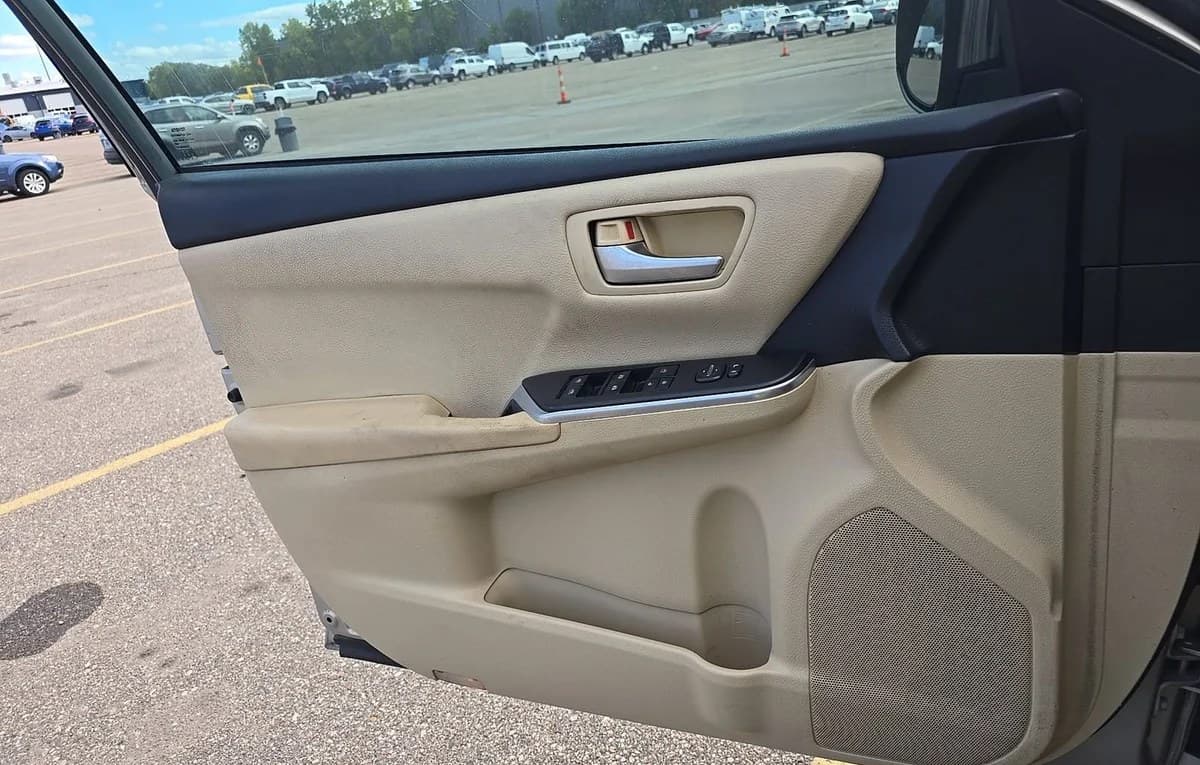 2017 TOYOTA CAMRY LE 6