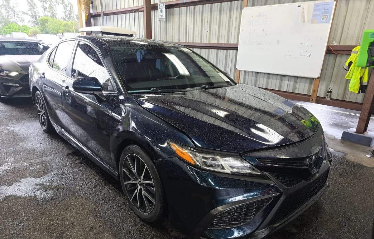 2021 TOYOTA CAMRY SE 4