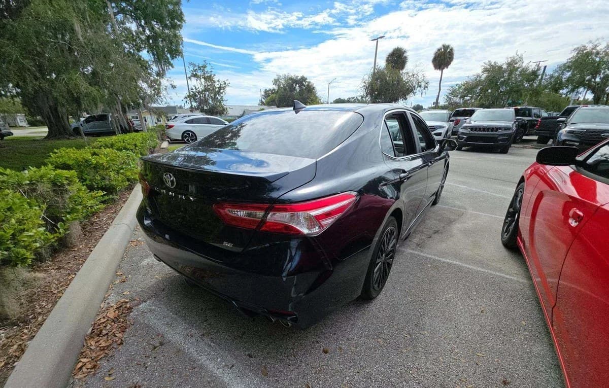 2020 TOYOTA CAMRY SE 4
