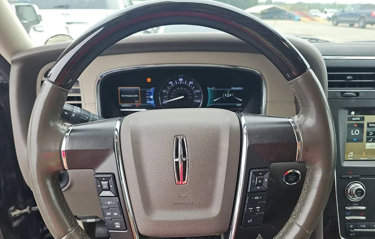 2017 LINCOLN NAVIGATOR Select 7