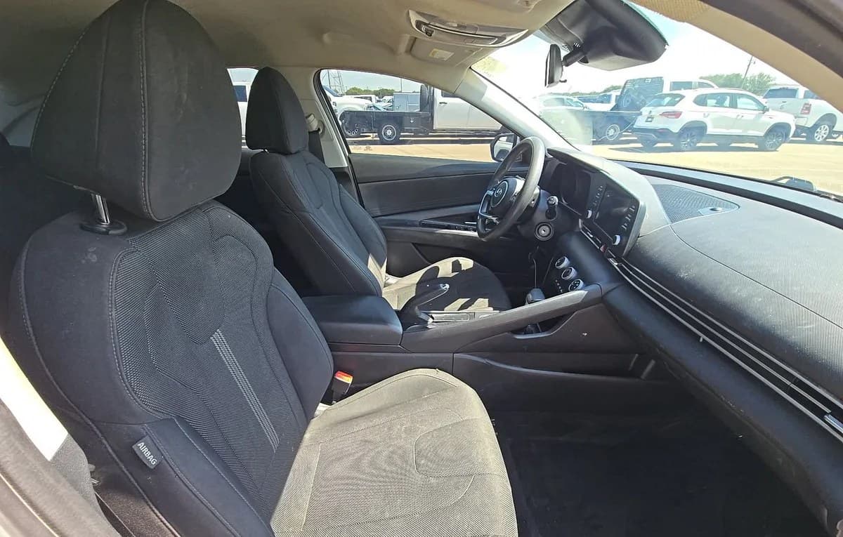 2022 HYUNDAI ELANTRA SE 5