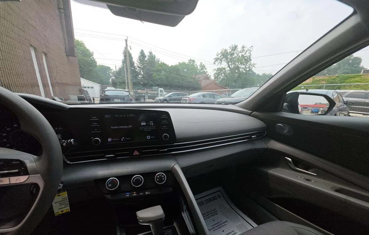 2023 HYUNDAI ELANTRA SE 7