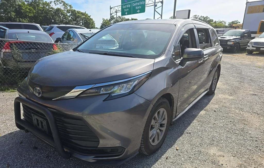 2022 TOYOTA SIENNA LE 8-PASSENGER 120.5" WB