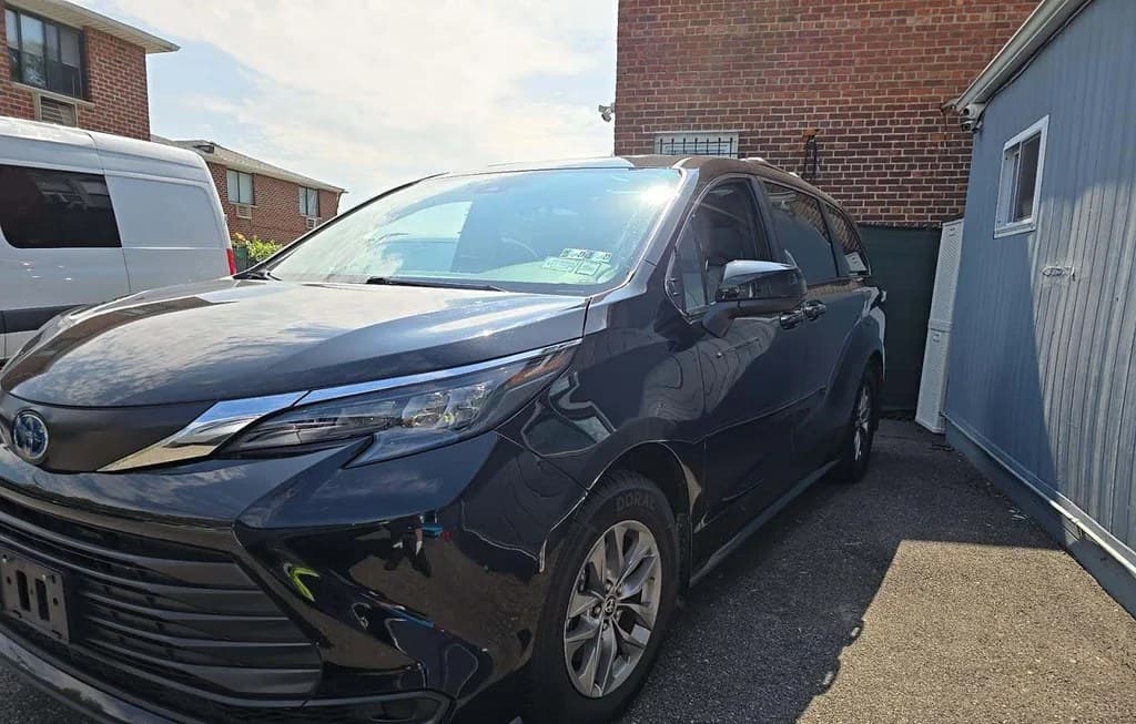 2025 TOYOTA SIENNA LE 8-PASSENGER 120.5" WB