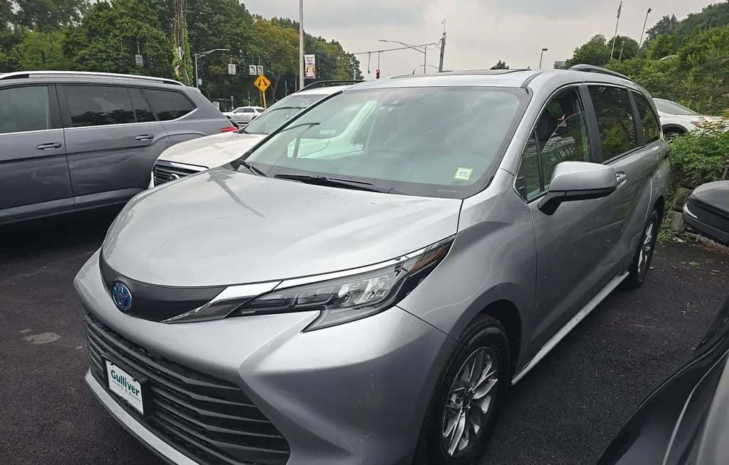 2025 TOYOTA SIENNA LE 8-PASSENGER 120.5" WB