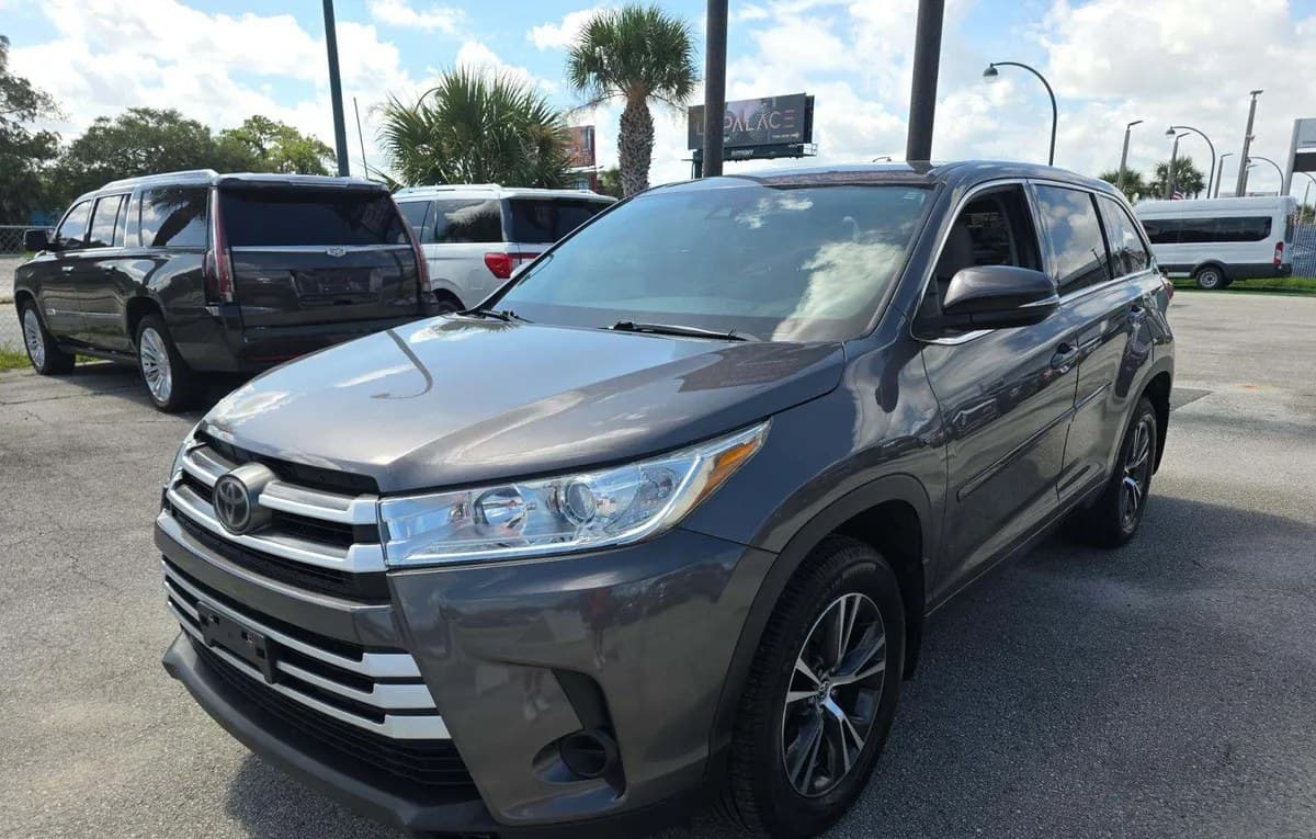 2017 TOYOTA HIGHLANDER LE 2