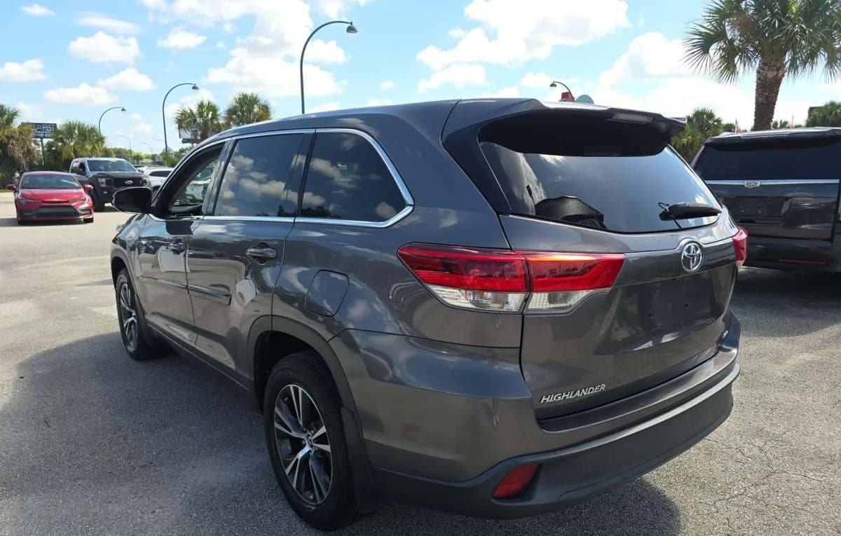 2017 TOYOTA HIGHLANDER LE 3