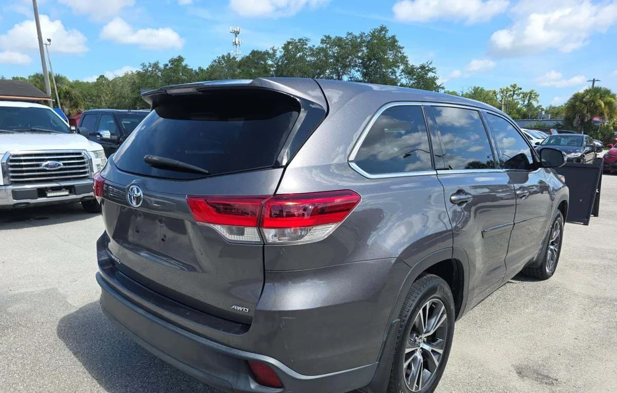 2017 TOYOTA HIGHLANDER LE 4