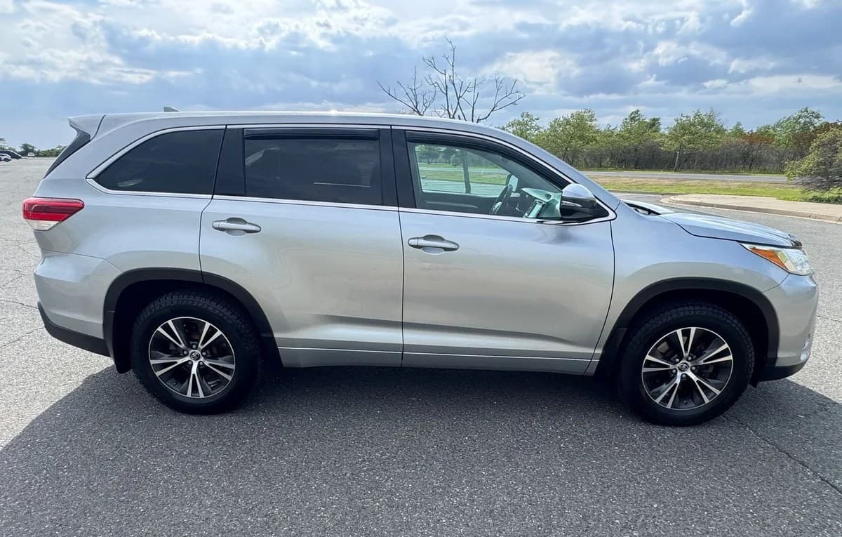 2018 TOYOTA HIGHLANDER LE Plus 4