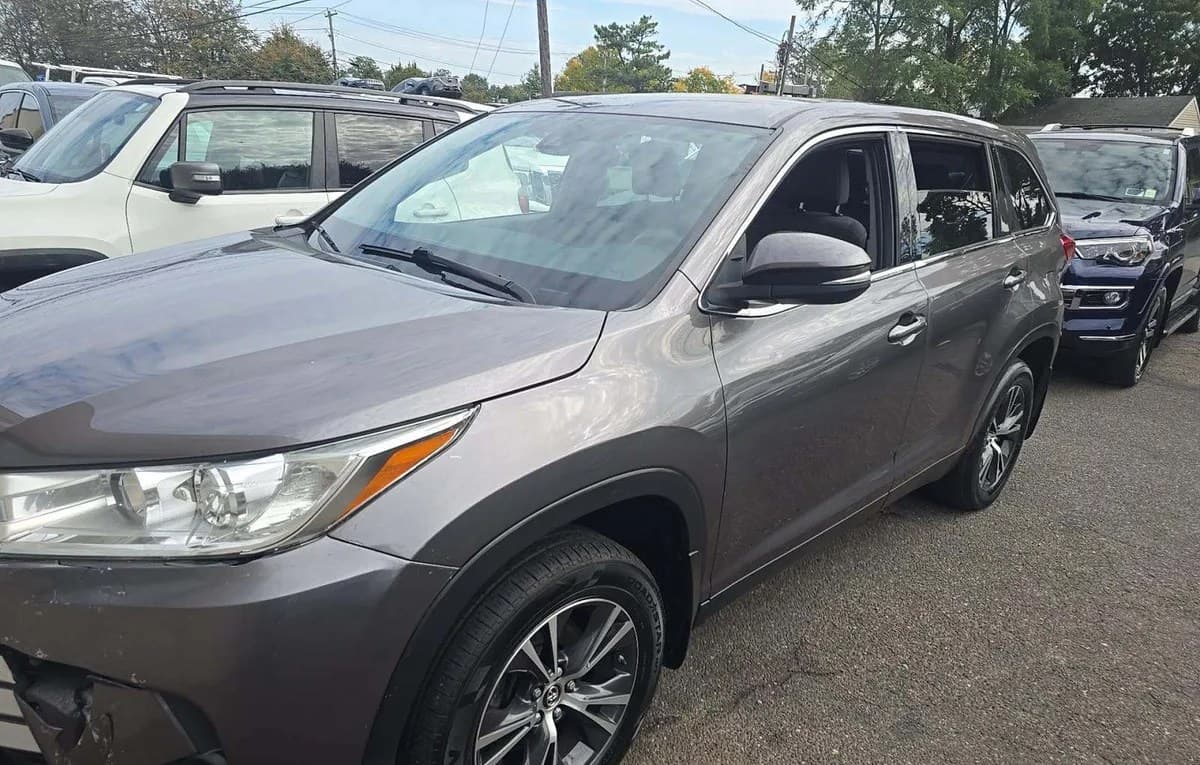 2019 TOYOTA HIGHLANDER LE 2