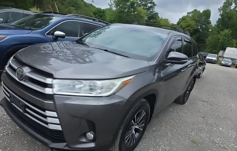 2017 TOYOTA HIGHLANDER LE Plus 2