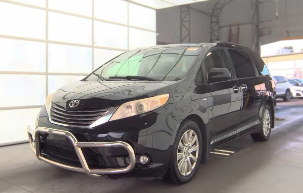 2017 TOYOTA SIENNA XLE 7-PASSENGER 119.3" WB