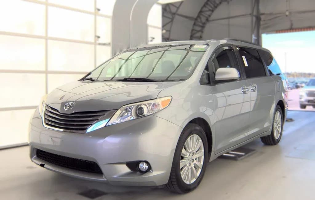 2017 TOYOTA SIENNA XLE 7-PASSENGER 119.3" WB