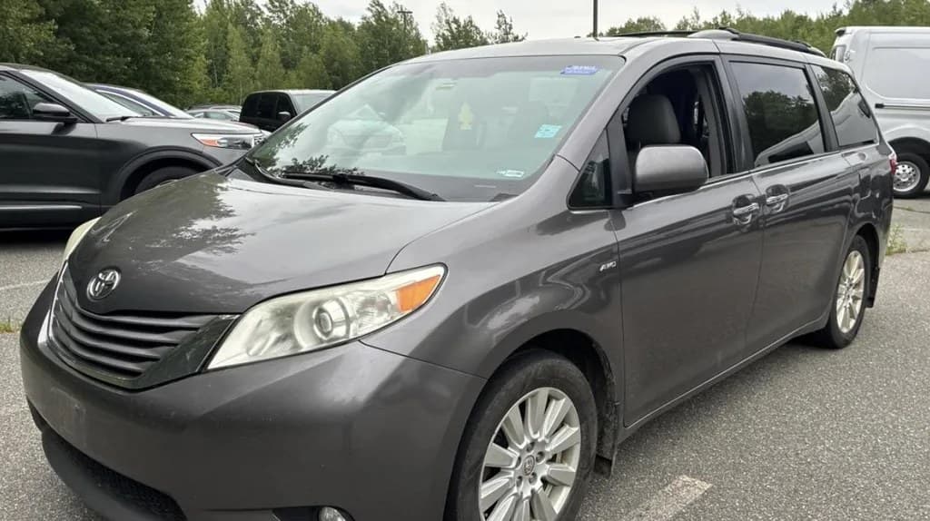 2017 TOYOTA SIENNA XLE PREMIUM 7-PASSENGER 119.3" WB