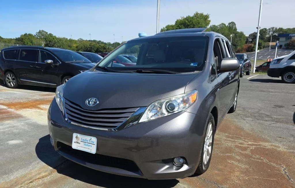 2017 TOYOTA SIENNA XLE PREMIUM 7-PASSENGER 119.3" WB