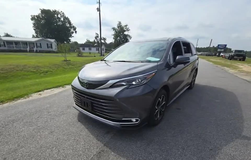 2025 TOYOTA SIENNA PLATINUM 7-PASSENGER 120.5" WB