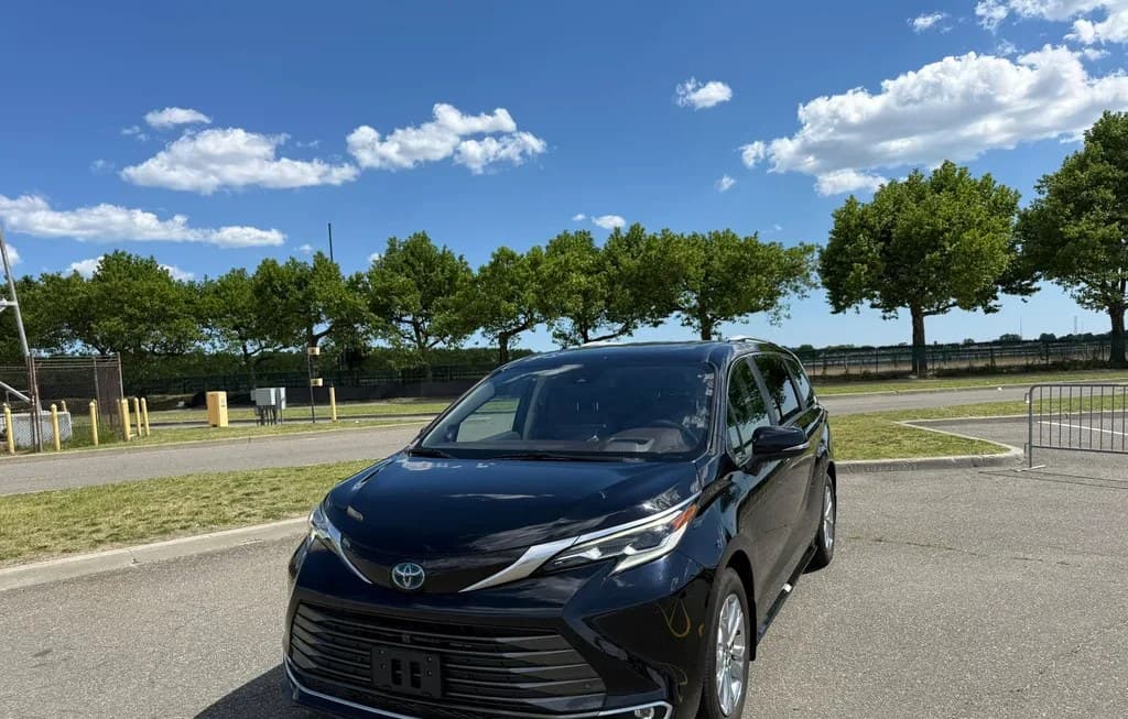 2022 TOYOTA SIENNA PLATINUM 7-PASSENGER 120.5" WB