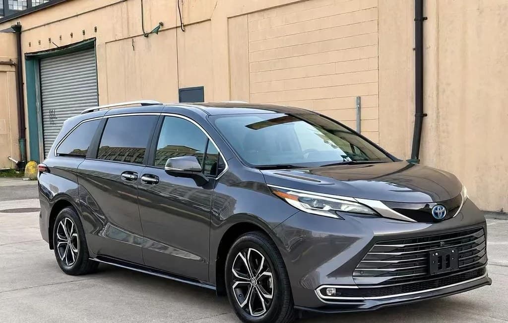2025 TOYOTA SIENNA PLATINUM 7-PASSENGER 120.5" WB