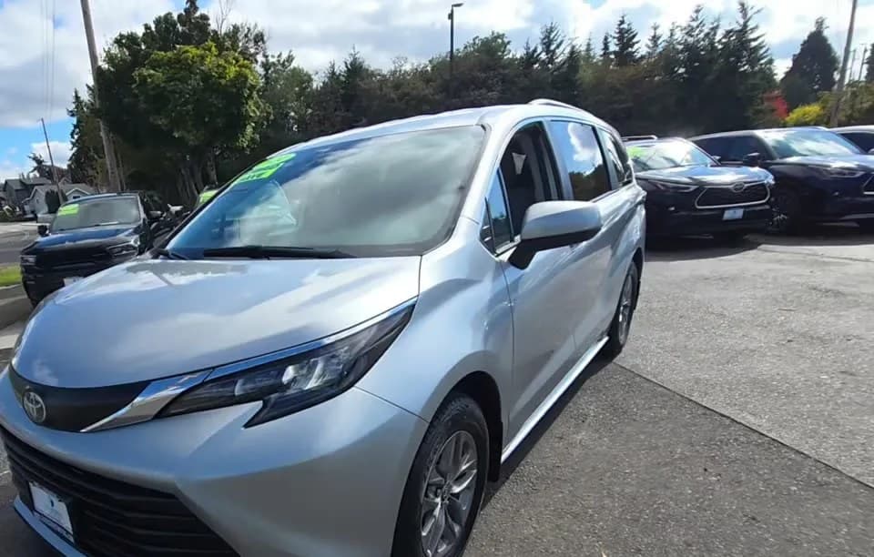 2024 TOYOTA SIENNA LE 8-PASSENGER