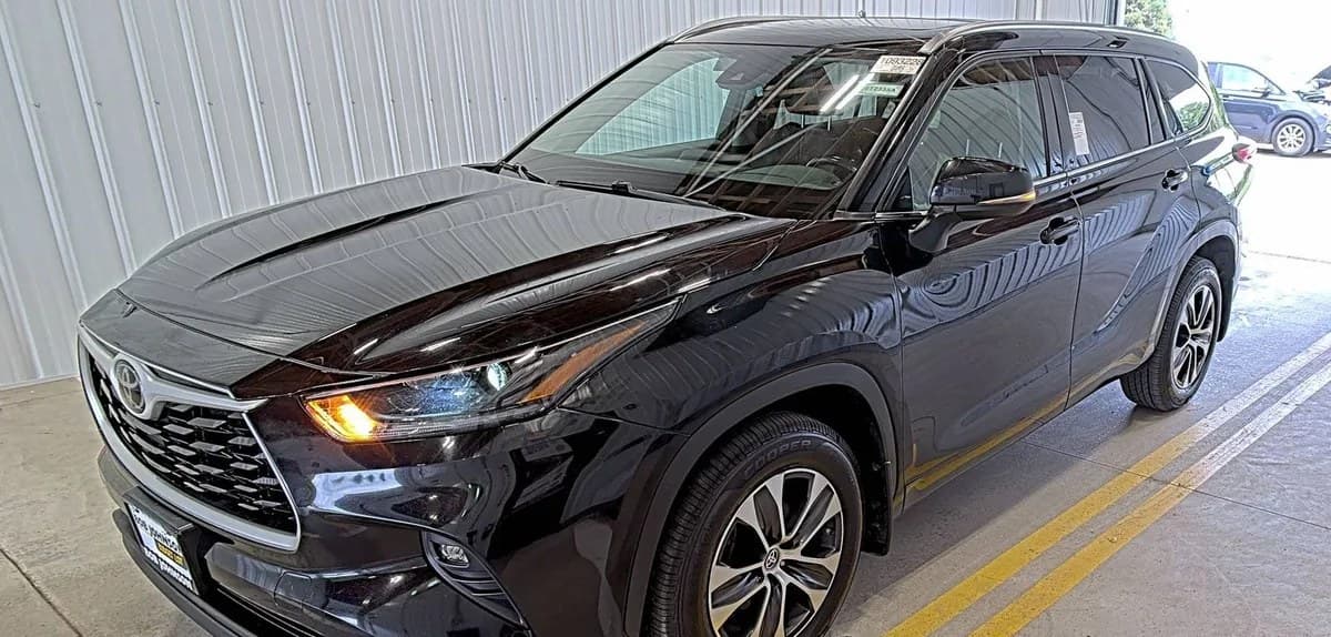 2021 TOYOTA HIGHLANDER XLE 2