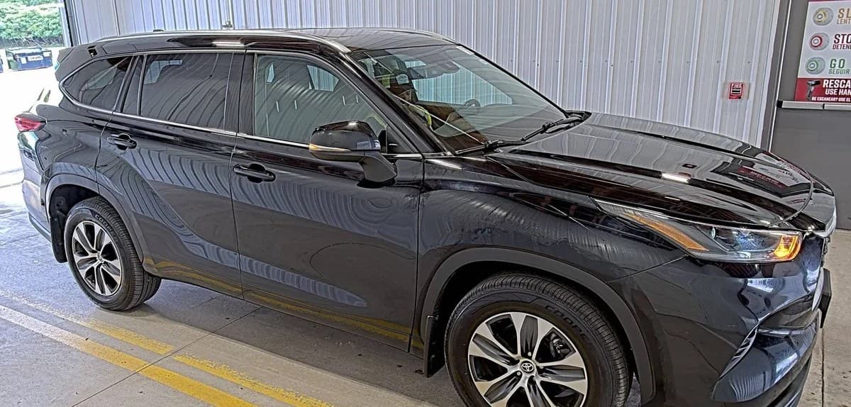 2021 TOYOTA HIGHLANDER XLE 4