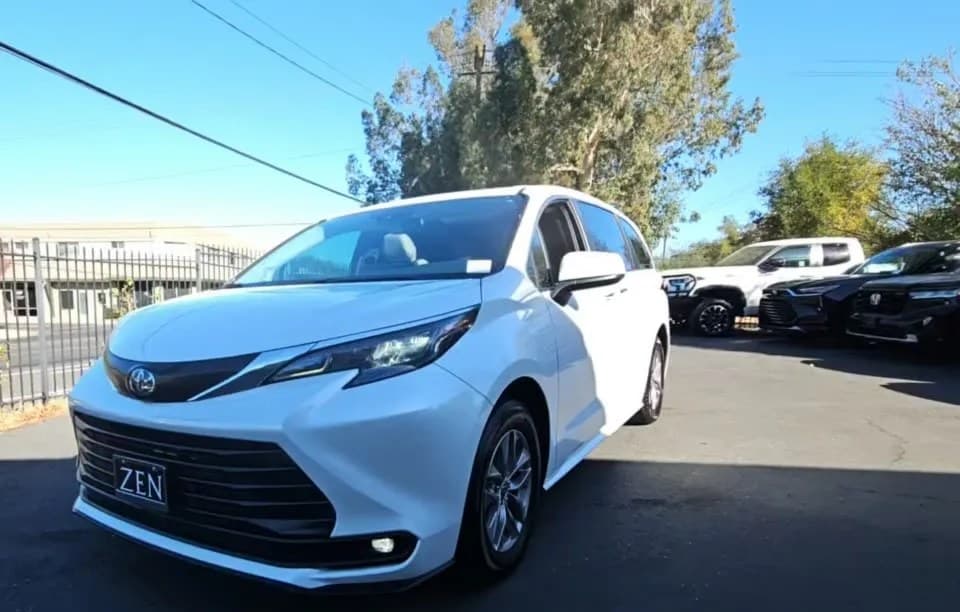 2025 TOYOTA SIENNA XLE 8-PASSENGER 120.5" WB