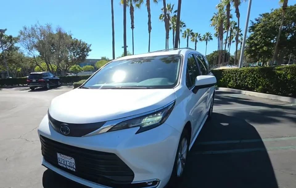 2022 TOYOTA SIENNA XLE 7-PASSENGER 120.5" WB