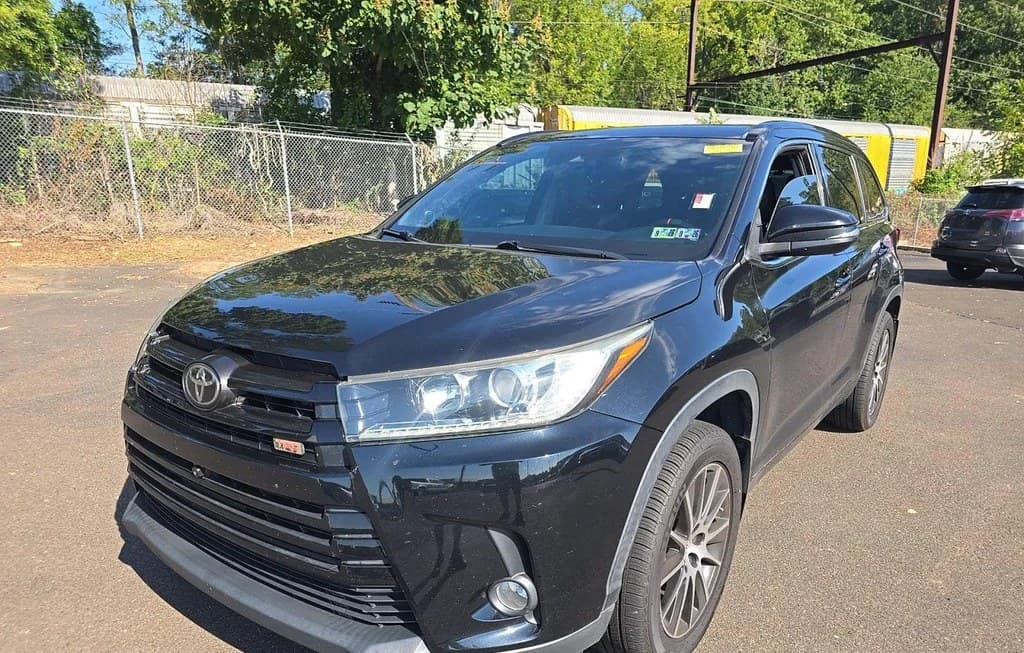 2017 TOYOTA HIGHLANDER SE