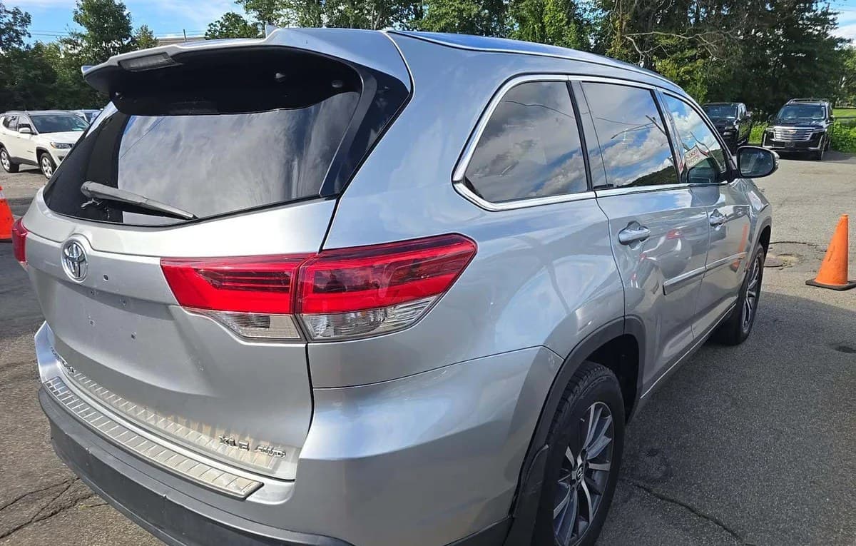 2017 TOYOTA HIGHLANDER XLE 4