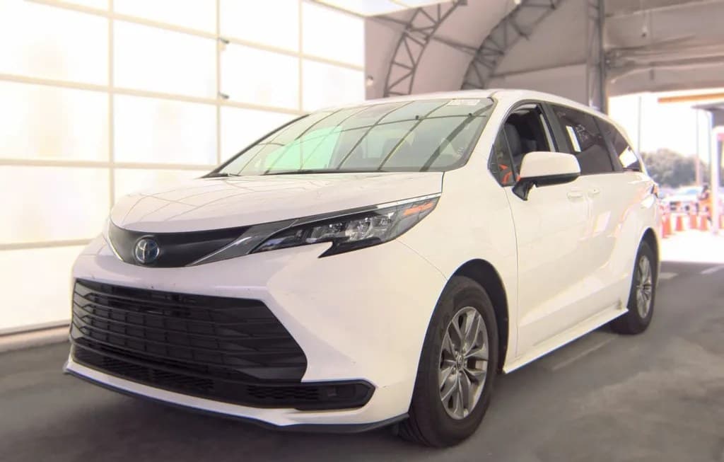 2025 TOYOTA SIENNA LE 8-PASSENGER 120.5" WB