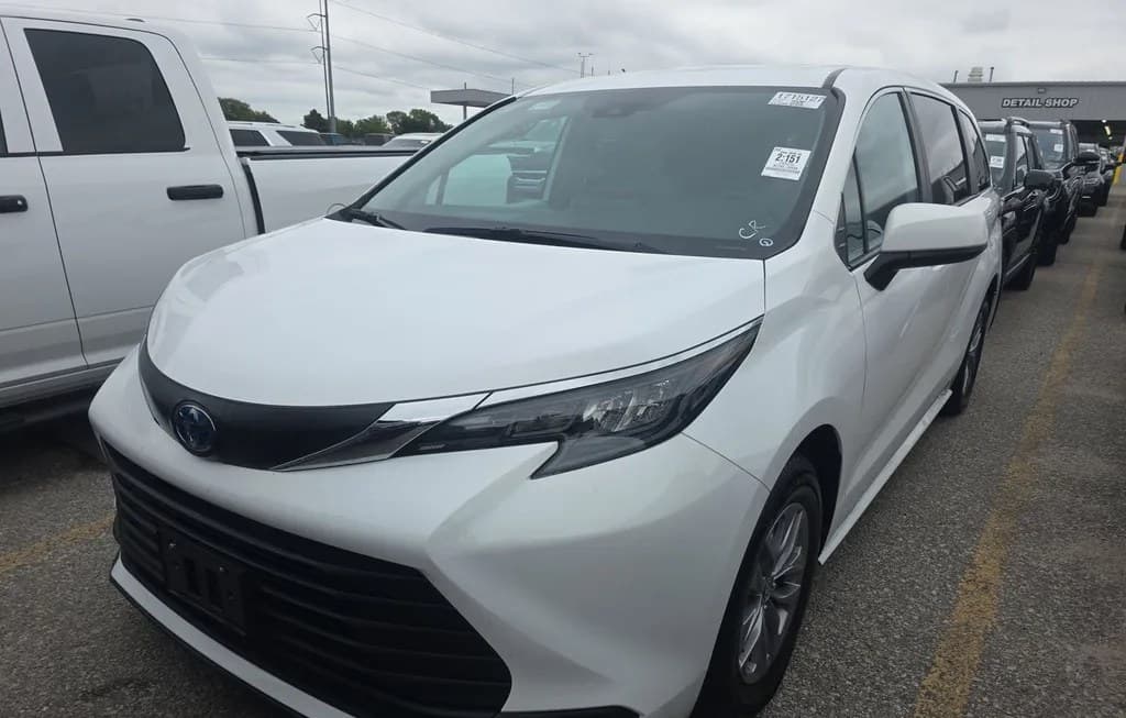2025 TOYOTA SIENNA LE 8-PASSENGER 120.5" WB