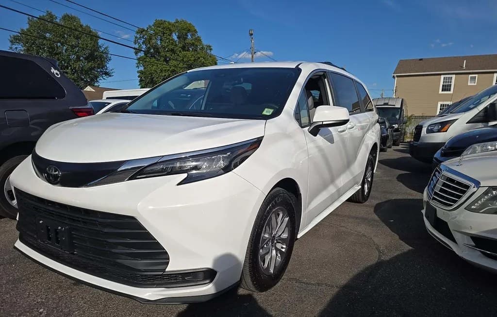 2026 TOYOTA SIENNA LE 8-PASSENGER 120.5" WB