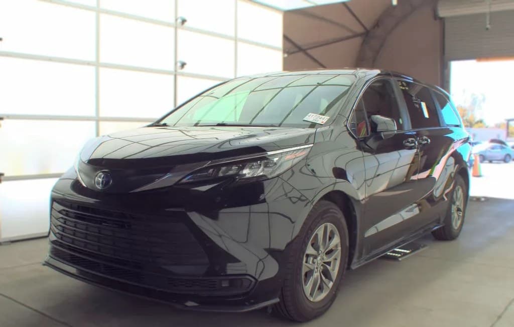 2025 TOYOTA SIENNA LE 8-PASSENGER 120.5" WB