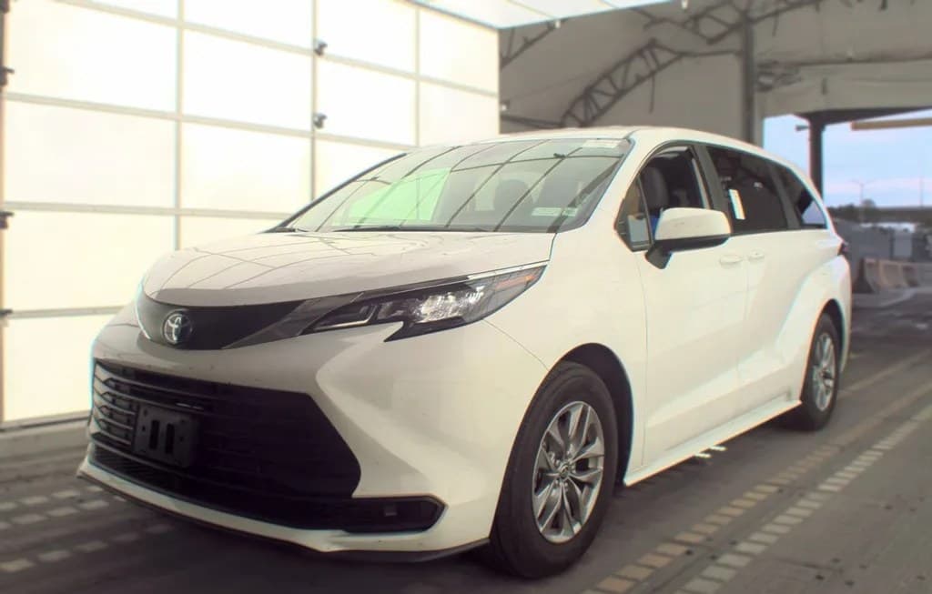 2025 TOYOTA SIENNA LE 8-PASSENGER 120.5" WB