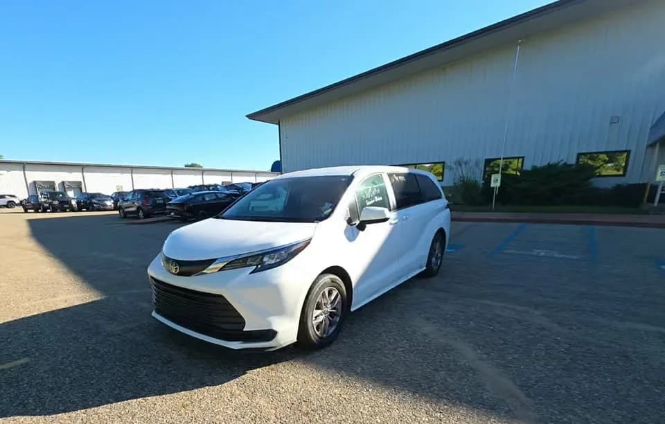 2026 TOYOTA SIENNA LE 8-PASSENGER 120.5" WB